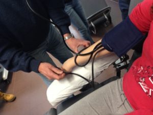 Ad un alunno viene misurata la pressione.