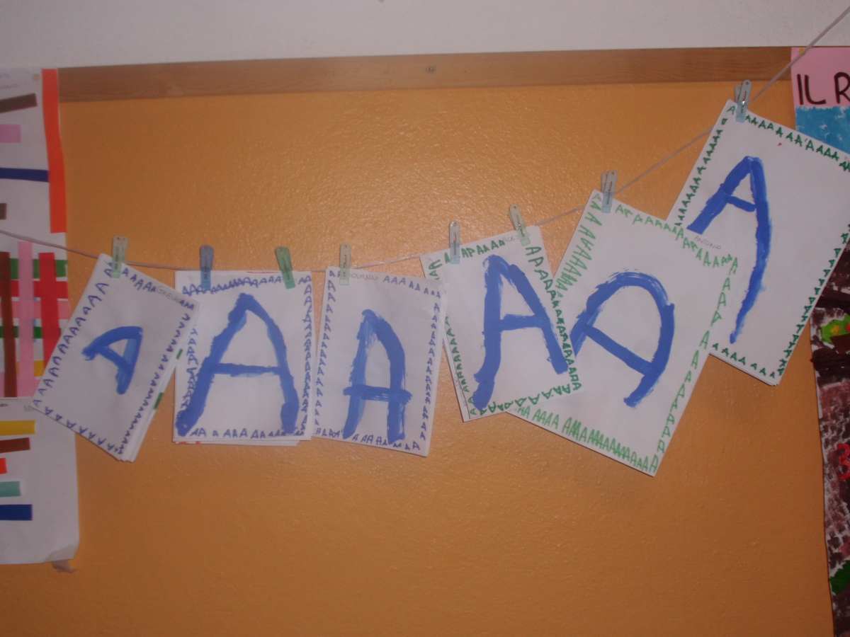 La lettera A scritta dai bambini.