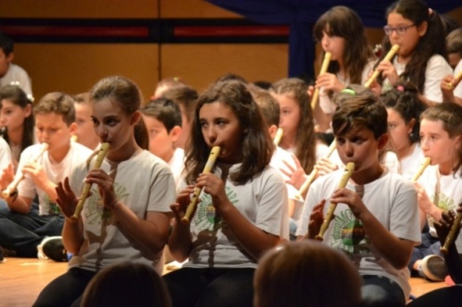 Alunni che suonano il flauto.