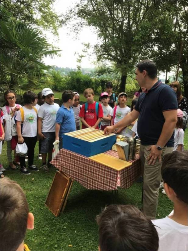 L'apicoltore parla ai bambini.