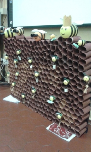 Alveare realizzato con lì'anima dei rotoli di carta igienica dipinti con la tempera marrone.