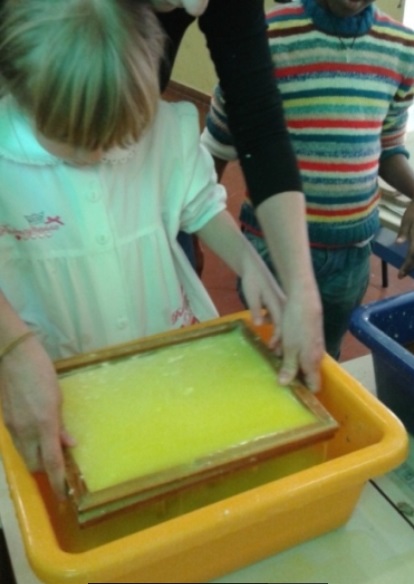 Vittoria raccoglie poltiglia gialla.