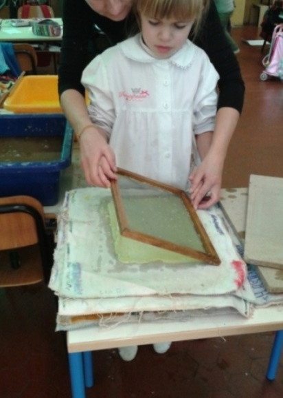 Il foglio viene separato dal setaccio.