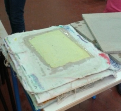 Il foglio giallo adagiato sullo strofinaccio.