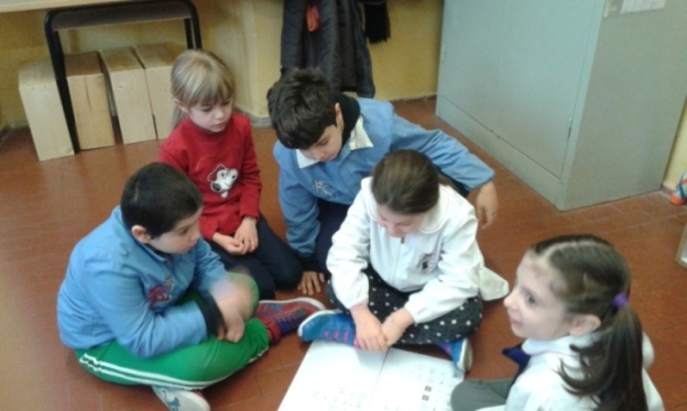 Il primo gruppo legge le istruzioni.