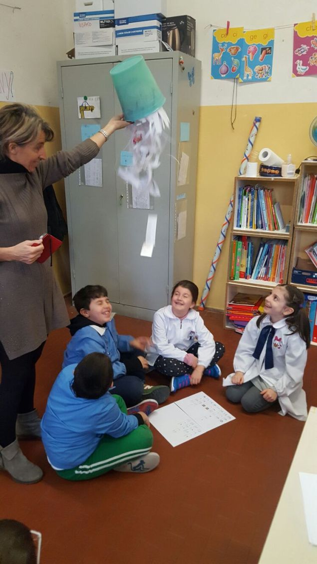 Una pioggia di carta piove sui bambini.