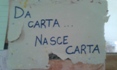 Biglietto con la scritta "Da carta nasce carta"